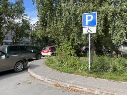 Специальные парковочные места на расстоянии 30 метров от центрального входа в детский сад